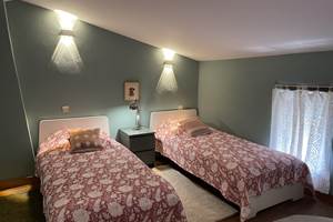 CHAMBRE DORTOIR AQUA-ROSE lits rose-fene^tre MF