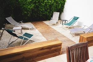 La seconde terrasse avec ses transats de Toutes Les Fillattes