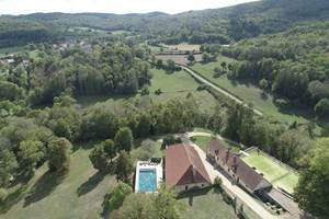 GiteChateauMedievalMarignaJuraPiscineTennisHautdeGamme-Gitesetvillage