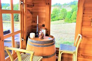 chalet cocooning avec coin repas, salle de bain et toilettes