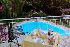Villa Ric, petit déjeuner, vue piscine sur la vallée de la Dordogne
