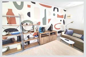 Maison Réthaise 2 – Séjour cosy et graphique Ambiance contemporaine dans un espace bien agencé, parfait pour savourer des moments de détente en centre-ville.
