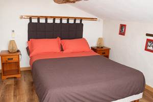 Chambre lumineuse aux tons corail et taupe