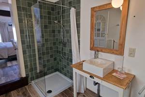 Ciel de douche, évier, miroir, toilette et commode 3 tiroirs avec articles de première nécessité ( rasoir, brosse à dents, gel douche, serviettes hygiéniques,... en cas d'oubli)