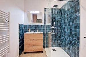 Deuxième salle d’eau du gîte Le Pressoir avec douche spacieuse