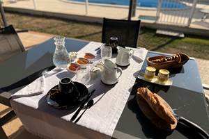 petit-dejeuner-confitures-maison-jus-oranges-pressées_beurre-salé-doux_pain_croustillant_yaourth_croissants-chaud-local-mas-des-anges_jardin-soussans-margaux_couple-famille.jpg