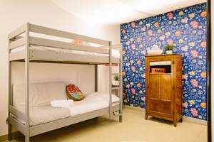 Chambre pour 5 personnes  / Lit double en 160 + Lit Superposé et Lit simple / salle de bain privative