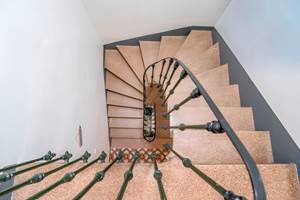 escalier-helico-bois-gite-authentique-olonzac