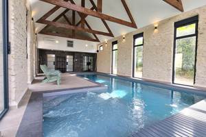 Piscine chauffée toute l'année, en exclusivité aux beaux jours - Domaine des Cyclamens