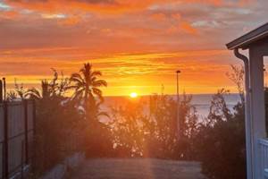 Magnifique coucher de soleil sur le lagon vue prise du jardin