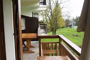 balcon d'angle avec meubles de jardin