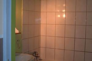 salle de bain avec baignoire et douche