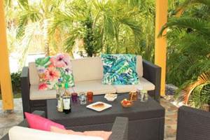 Carbet-convivial-grandes-tablees-barbecue-creole-partage-apero-amis-famille-sainte-anne-guadeloupe