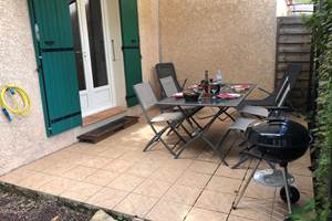 Les Mazets du Rouret - terrasse salon jardin barbecue et 2 transats