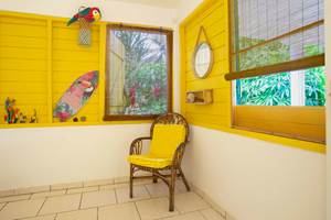 Gite-Bananier-chambre-lumineuse-vue-sur-la-piscine