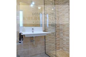 SAlle d'eau pour PMR du Gîte Artémsiai