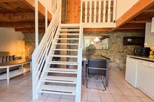 Salon cuisine et escalier menant aux chambres