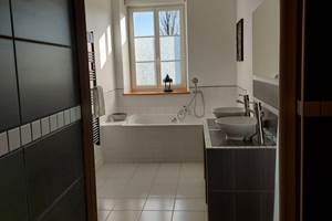 VUE DE LA DOUCHE VERS LA SALLE DE BAIN CHAMBRE D'HOTES BOURGOGNE AVALLON LA FERME DU BOIS DIEU