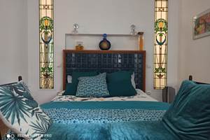 lit en céramique vintage, lampes kartell, vitraux  année 1926 de la Grenade bleue