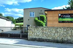 entrée-du-gite-de-groupe-au-vendangeoir