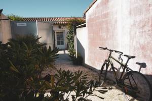 Le passage privé pour accéder au gîte avec possibilité de poser ses vélos