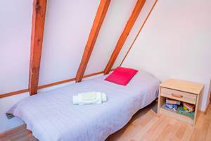 Le lit 1 personne dans la chambre