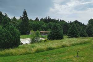 La maison d'accueil dans un écrin de verdure