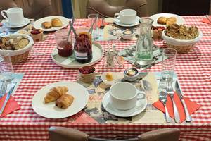 petit-déjeuner-fait-maison-hébergement-familiale-vacances-normandie-bord-de-mer