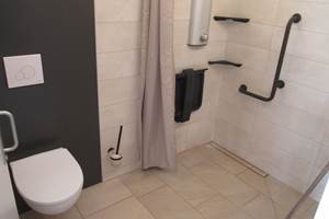 Salle de bain adaptée aux personnes à mobilité réduite