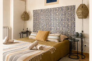 Chambre Bleu Outremer-un caractère où le bleu profond dialogue avec les matières naturelles et l'esprit artistique du Mas"