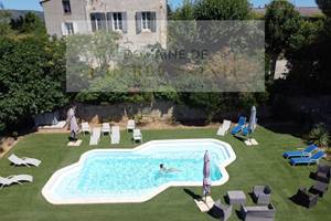 Vue avec un drone Piscine Herbe Sainte Gazon synthétique