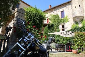 Relais Motards au Château de Saint-Chamarand : une étape conviviale avec table d'hôtes et chambres de confort pour vos road-trips dans le Lot.