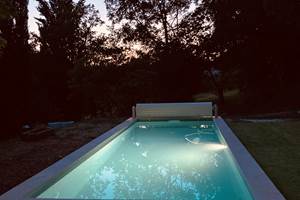 Domaine Sainte Raffine, la piscine une nuit d'été
