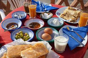 Petit-déjeuner sur la terrasse