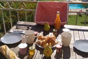 Petit déjeuner sur le balcon Suite Ecrin d'Amour