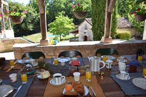 Petit déjeuner table d'hôtes sous le bolet traditionnel