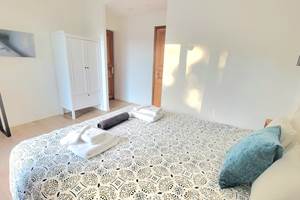 Location d'une chambre d'hôtes spacieuse et lumineuse pour un séjour en Corse du Sud.