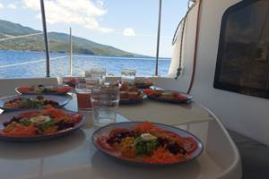Repas à midi sur le catamaran