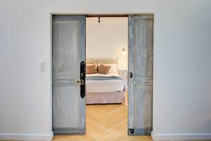 La grande chambre, ses portes