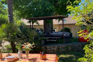 Traiteur installé dans le jardin de la villa