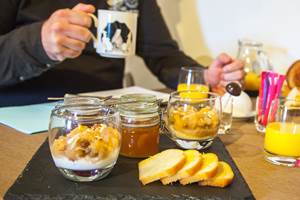 Petit déjeuner copieux au Colombier Bretagne, chambres d'hôtes