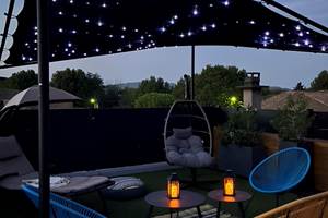 terrasse-lounge-soiree-guirlande-gite-famille-olonzac