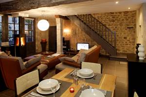 Le salon de l'Oustal avec son poêle à bois