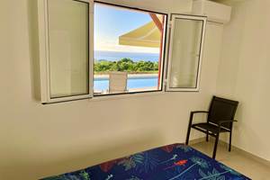 Vue piscine et mer depuis la chambre