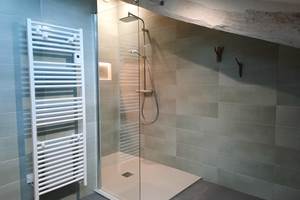 Une grande salle d'eau avec une douche à l'talienne d'1,6m et sa niche éclairée.