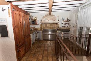 Cuisine authentique  au confort moderne rénové avec des matériaux  ancien