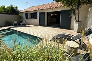 Détente assurée au bord de notre piscine privée à Istres