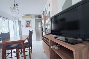 Maison Réthaise 2 – Séjour cosy et graphique Ambiance contemporaine dans un espace bien agencé, parfait pour savourer des moments de détente en centre-ville.