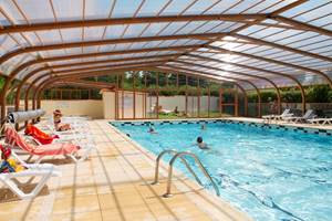 La piscine couverte et chauffée