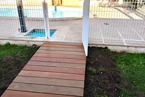 acces-pmr-piscine-passerelle-bois-securisee-mas-des-anges-soussans-margaux-medoc